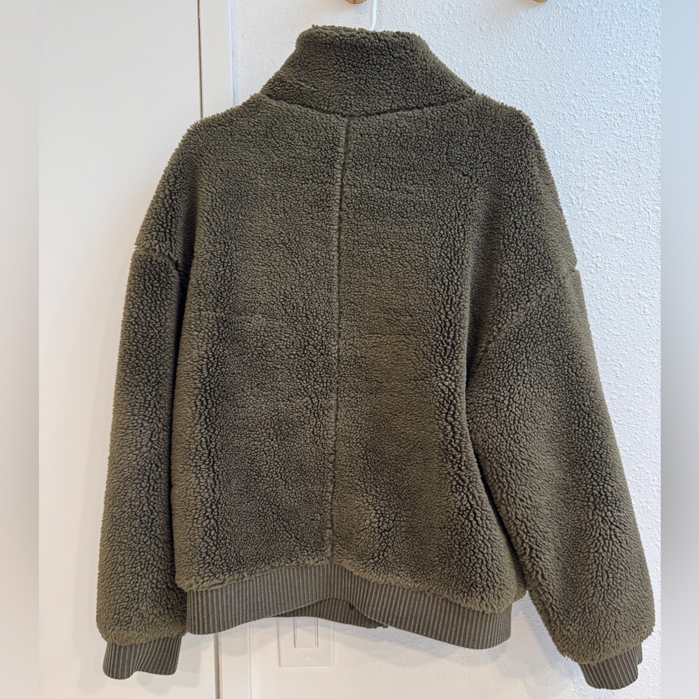 ALO Yoga Varsity Sherpa Jacket in Dark Olive Teddy Medium - Picture 5 of 7